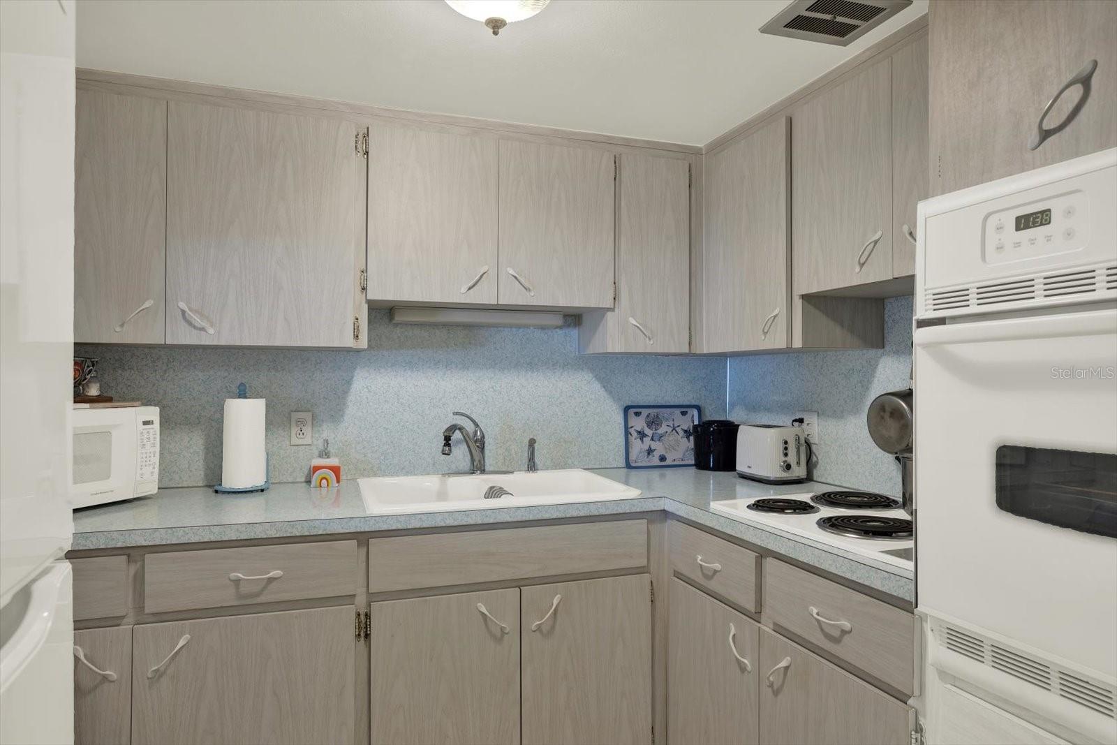 2458 COLUMBIA DR #24 — photo 11