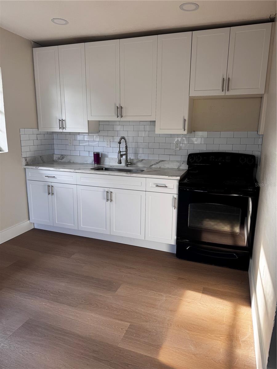 1204 W ALSOBROOK ST — photo 2