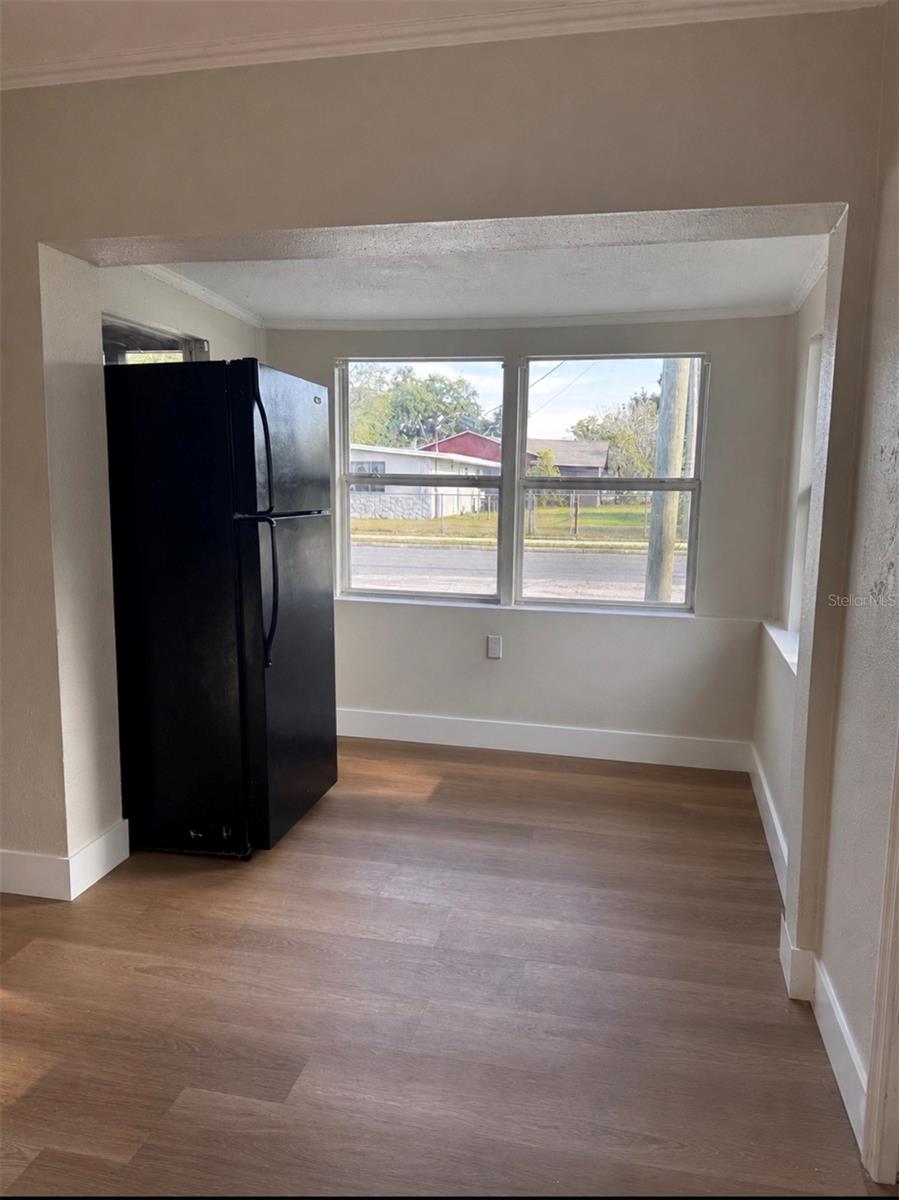 1204 W ALSOBROOK ST — photo 3