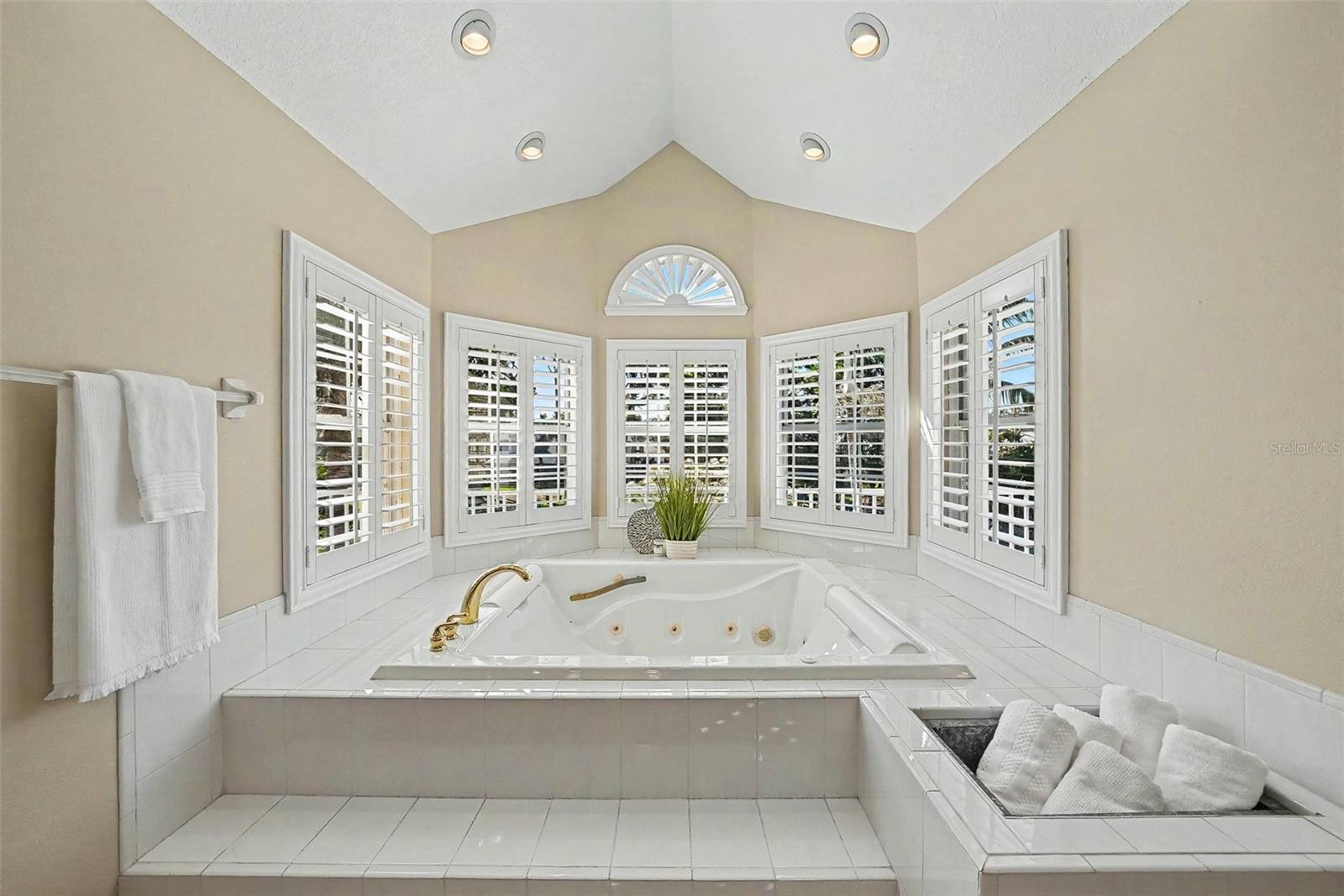 833 MARCO DR NE — photo 28