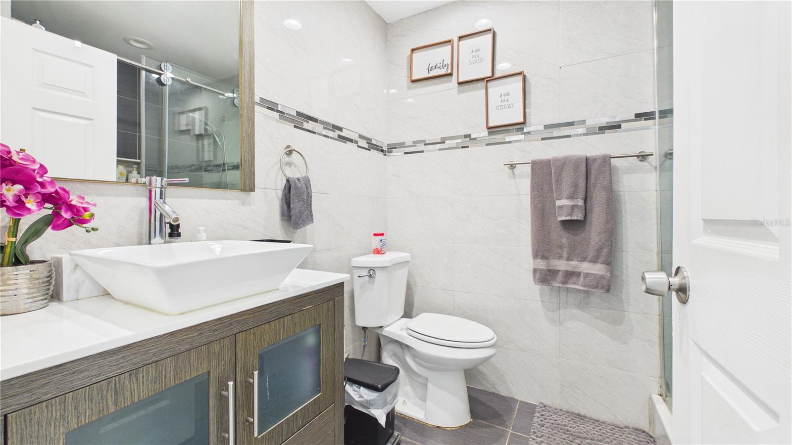 8721 N ORANGEVIEW AVE — photo 28