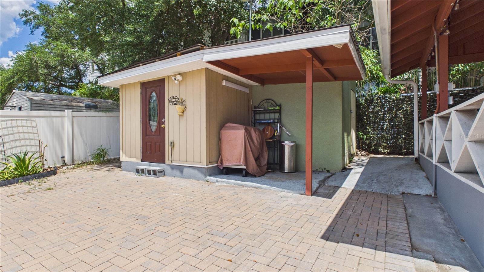 8721 N ORANGEVIEW AVE — photo 44