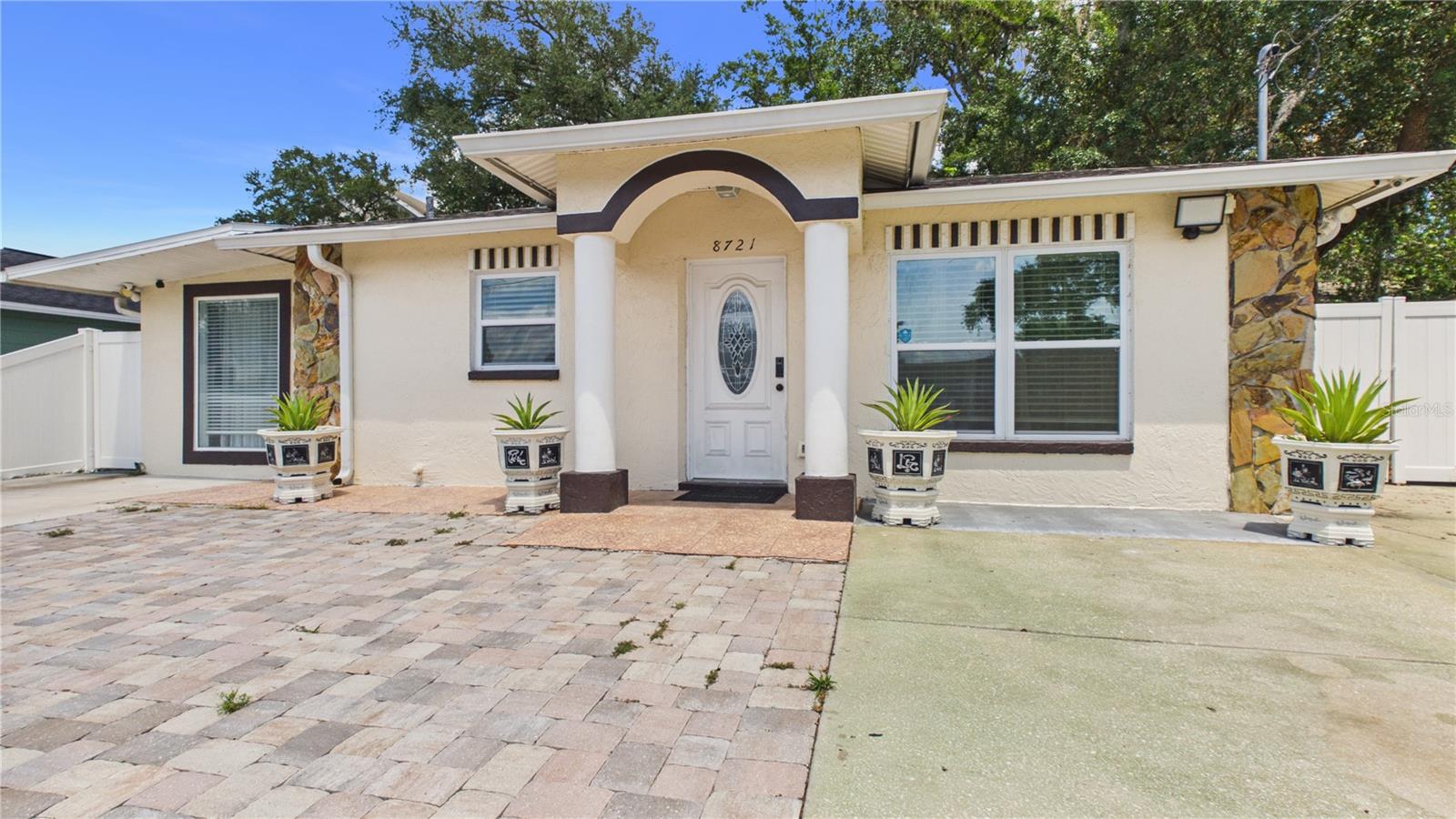 8721 N ORANGEVIEW AVE — photo 2