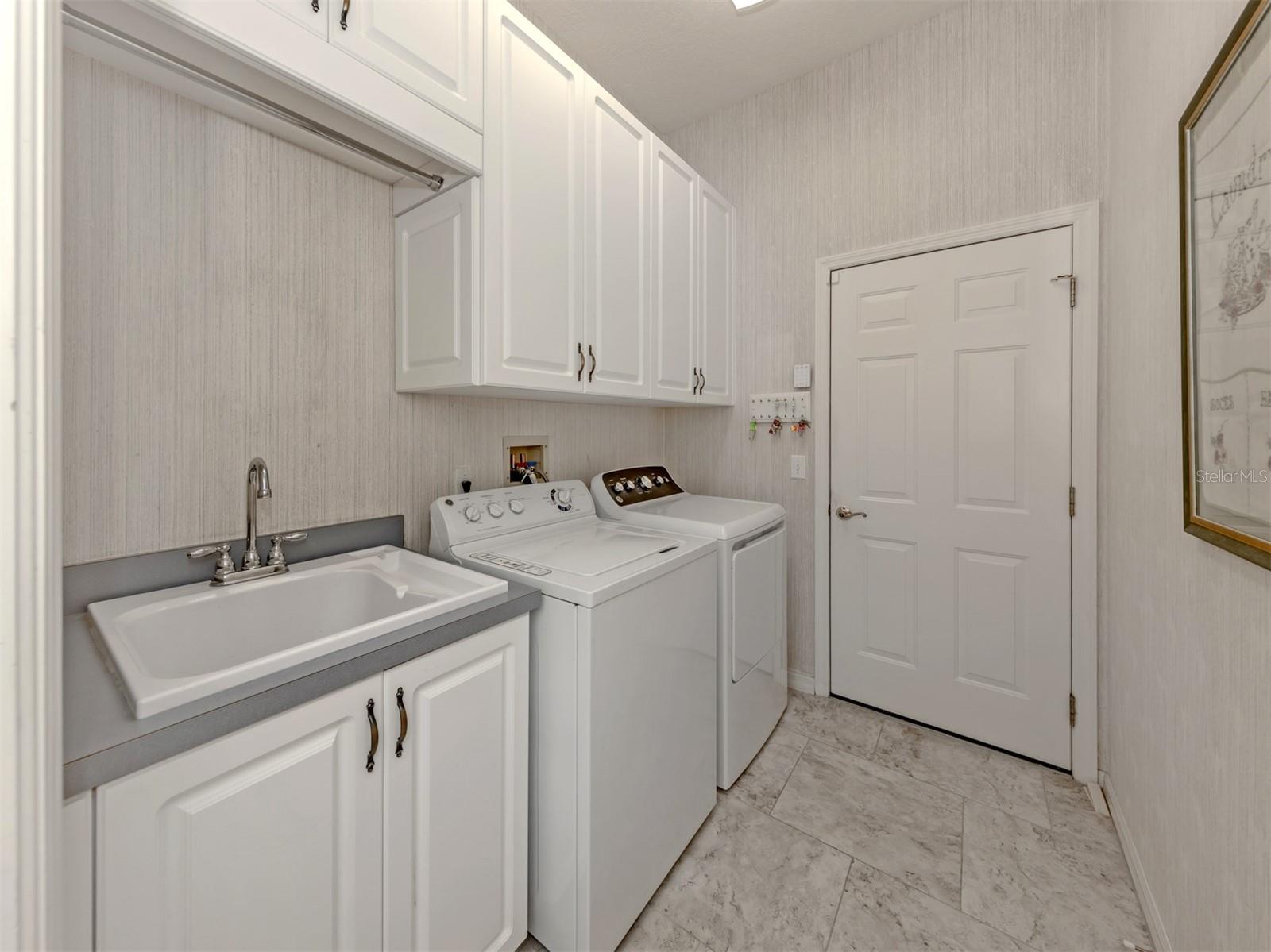 417 WELLINGTON CT — photo 24