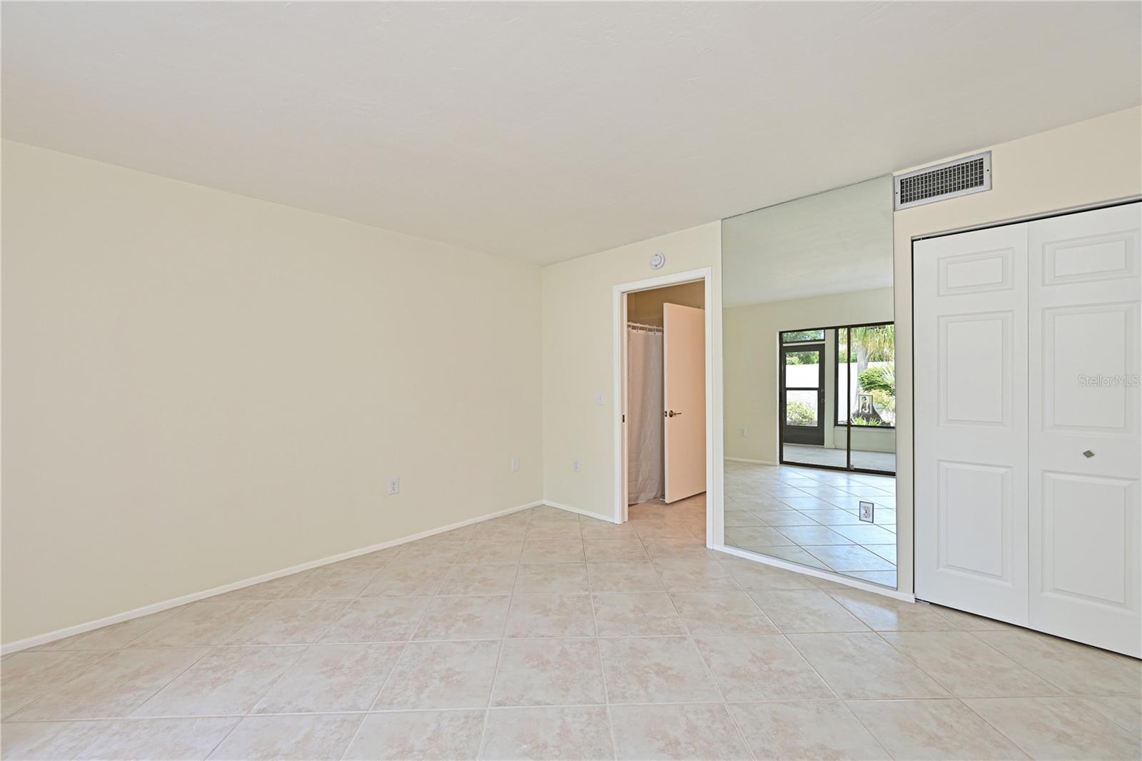 609 WOODLAWN DR — photo 16