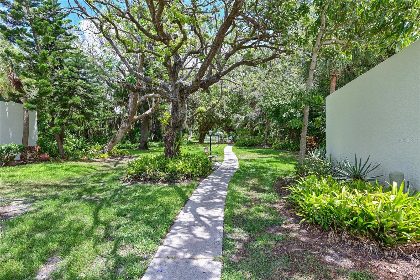 609 WOODLAWN DR — photo 32