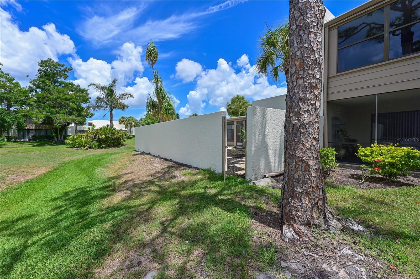 609 WOODLAWN DR — photo 27