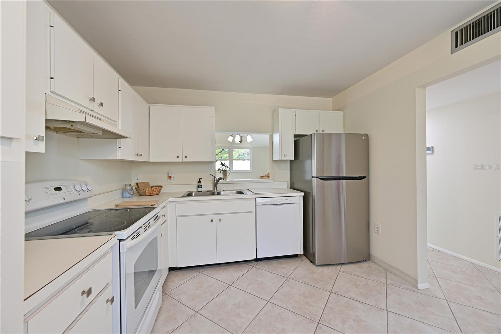 609 WOODLAWN DR — photo 10