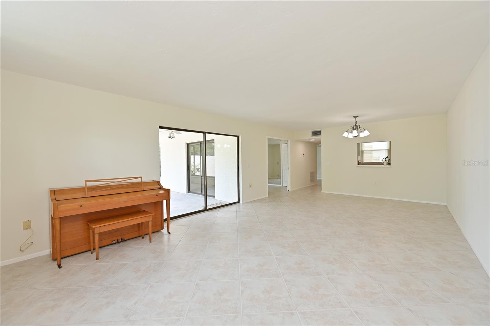 609 WOODLAWN DR — photo 8