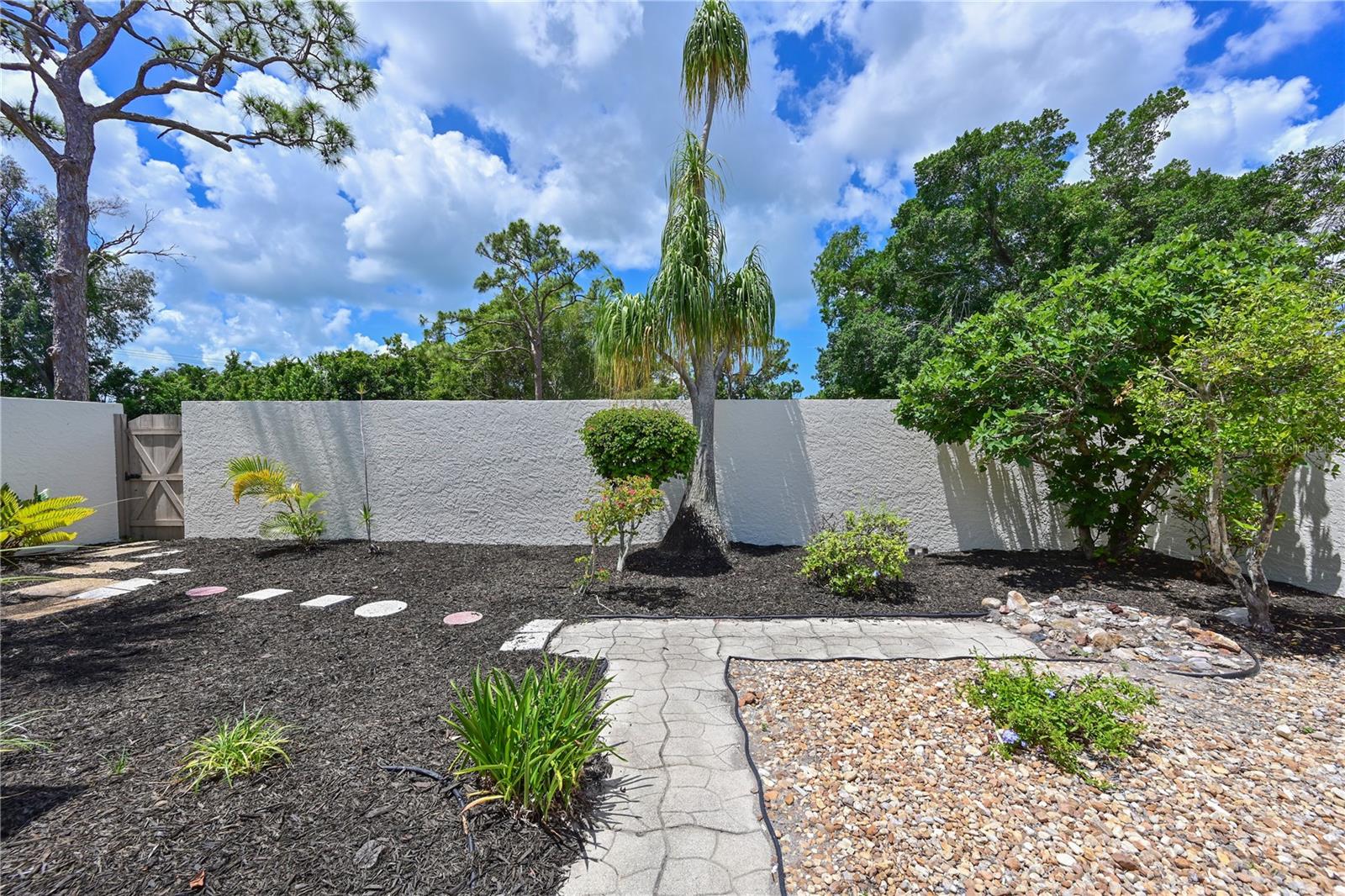 609 WOODLAWN DR — photo 4