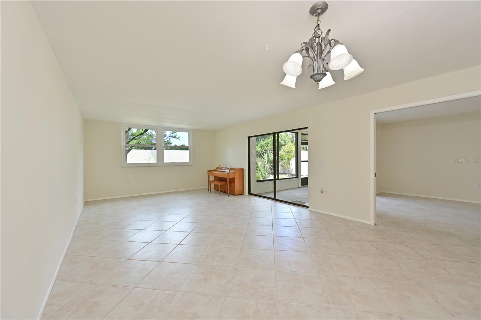 609 WOODLAWN DR — photo 7