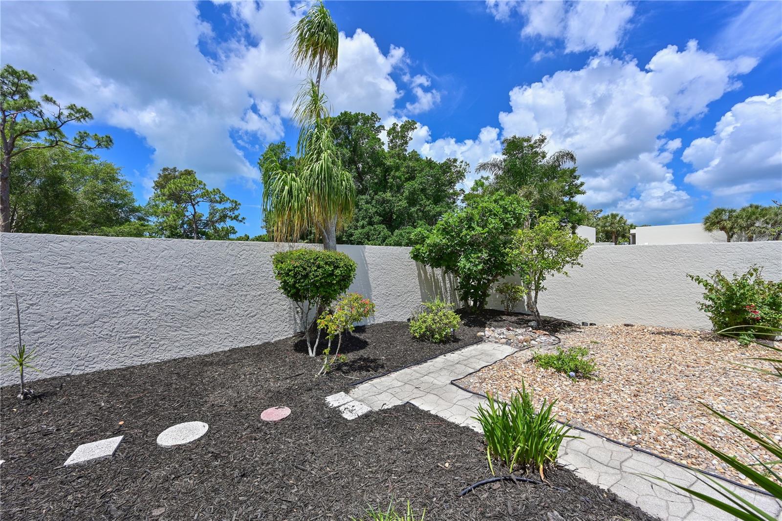 609 WOODLAWN DR — photo 23