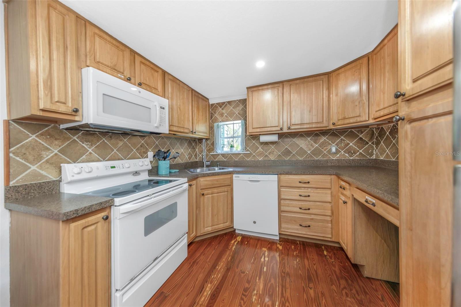 414 TAMPA RD — photo 6