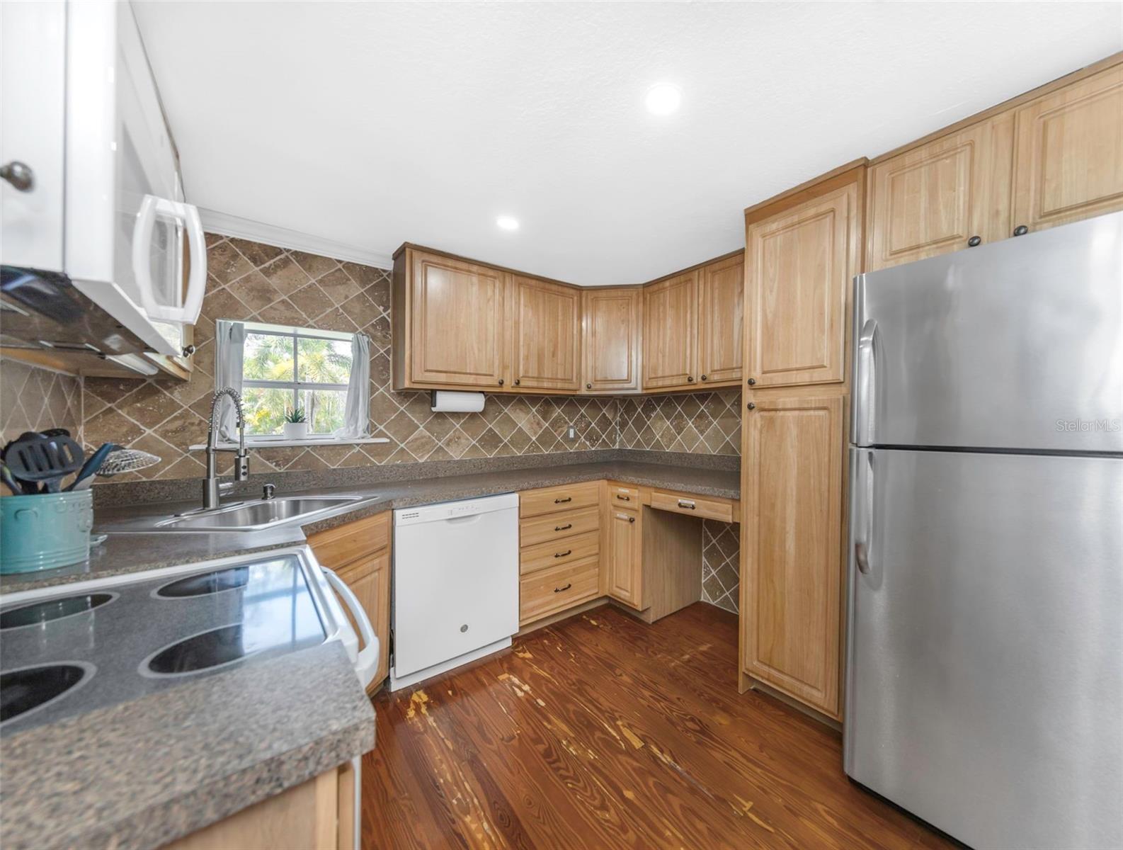 414 TAMPA RD — photo 17