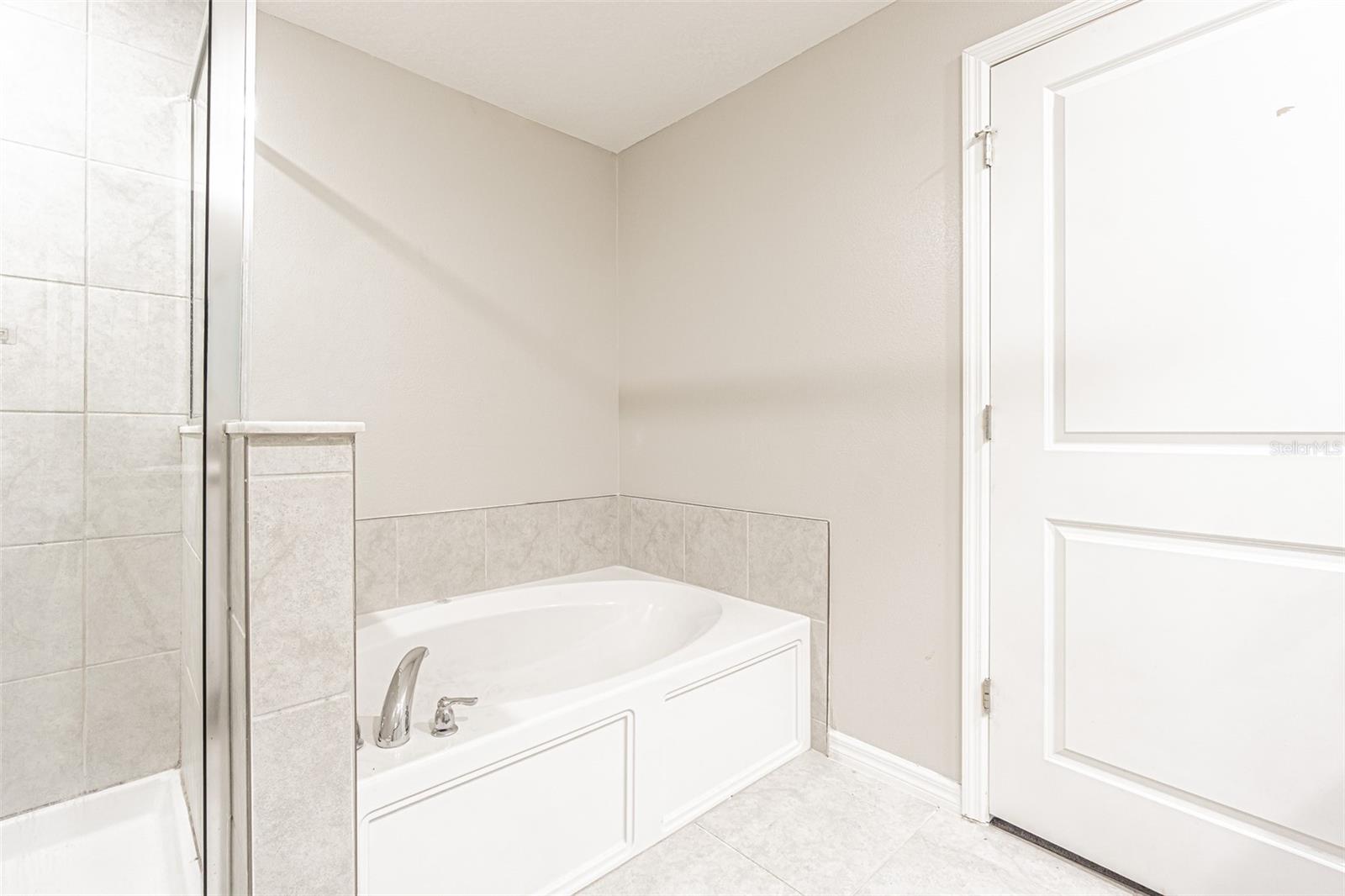 817 ROYAL EMPRESS DR — photo 29