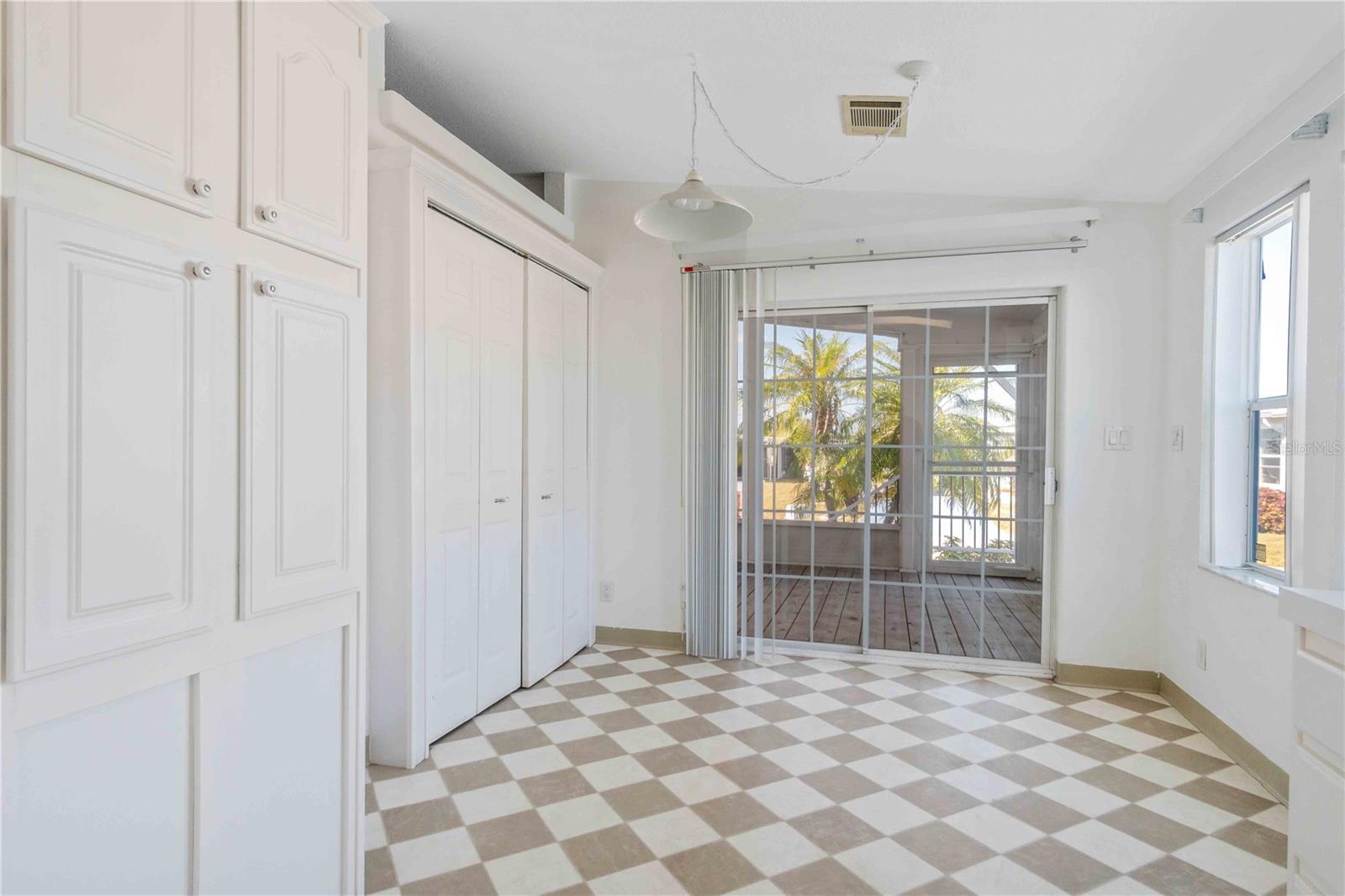 527 FLEETWOOD ST — photo 27