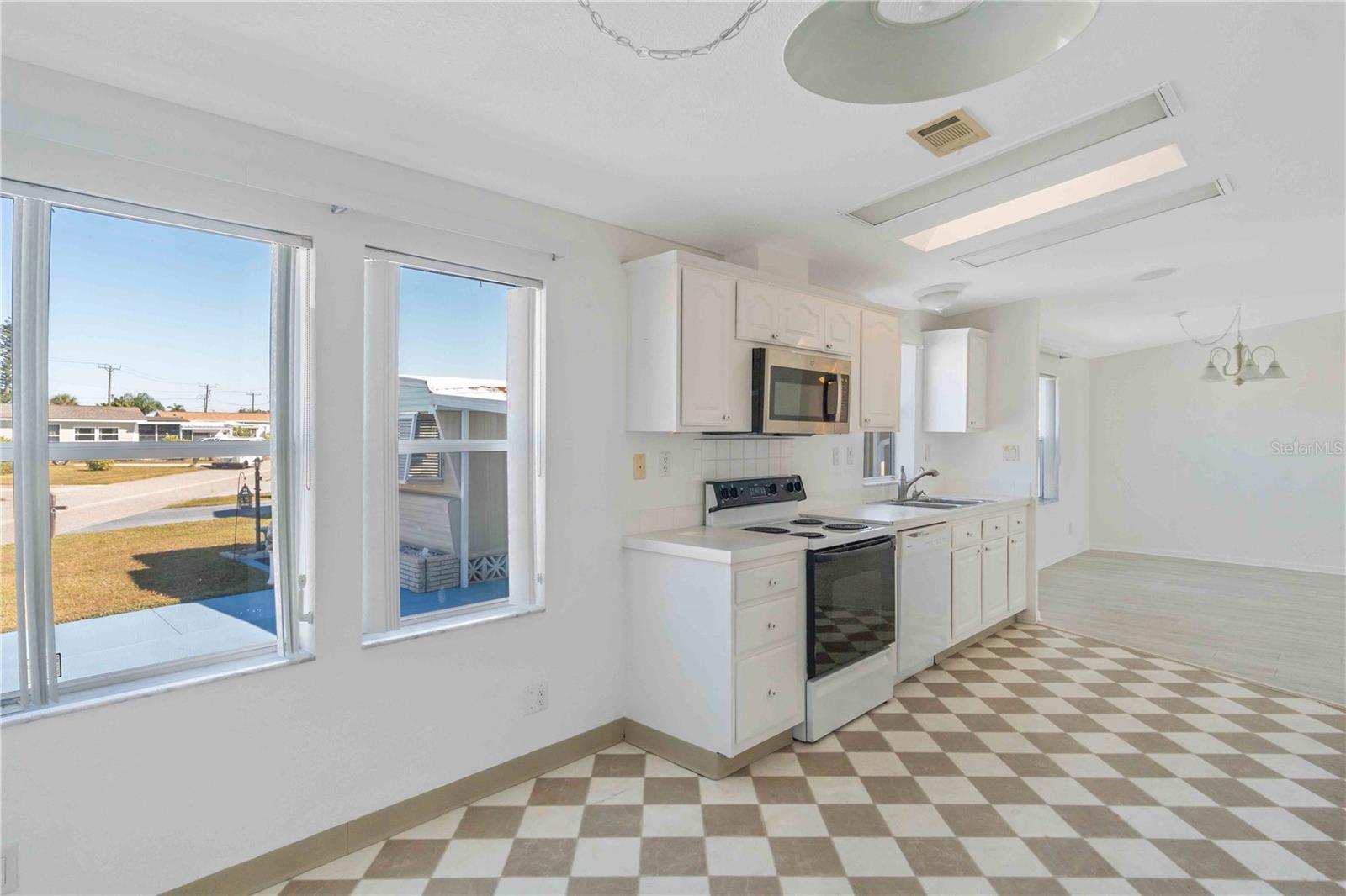 527 FLEETWOOD ST — photo 32