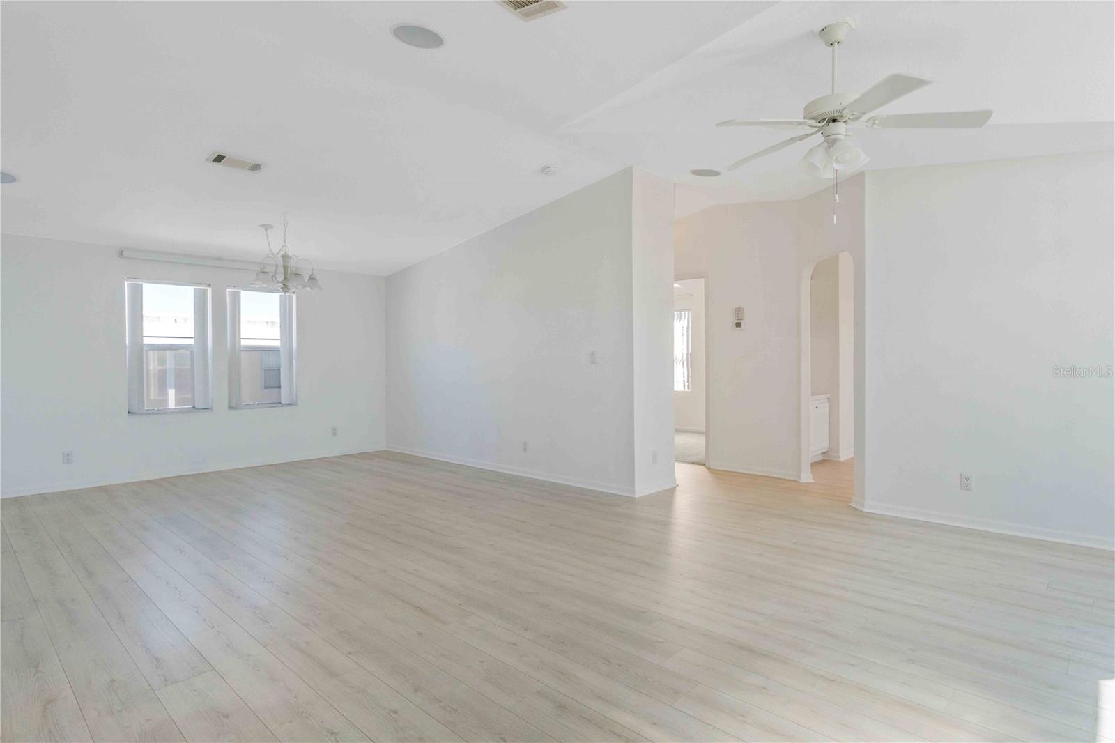 527 FLEETWOOD ST — photo 40