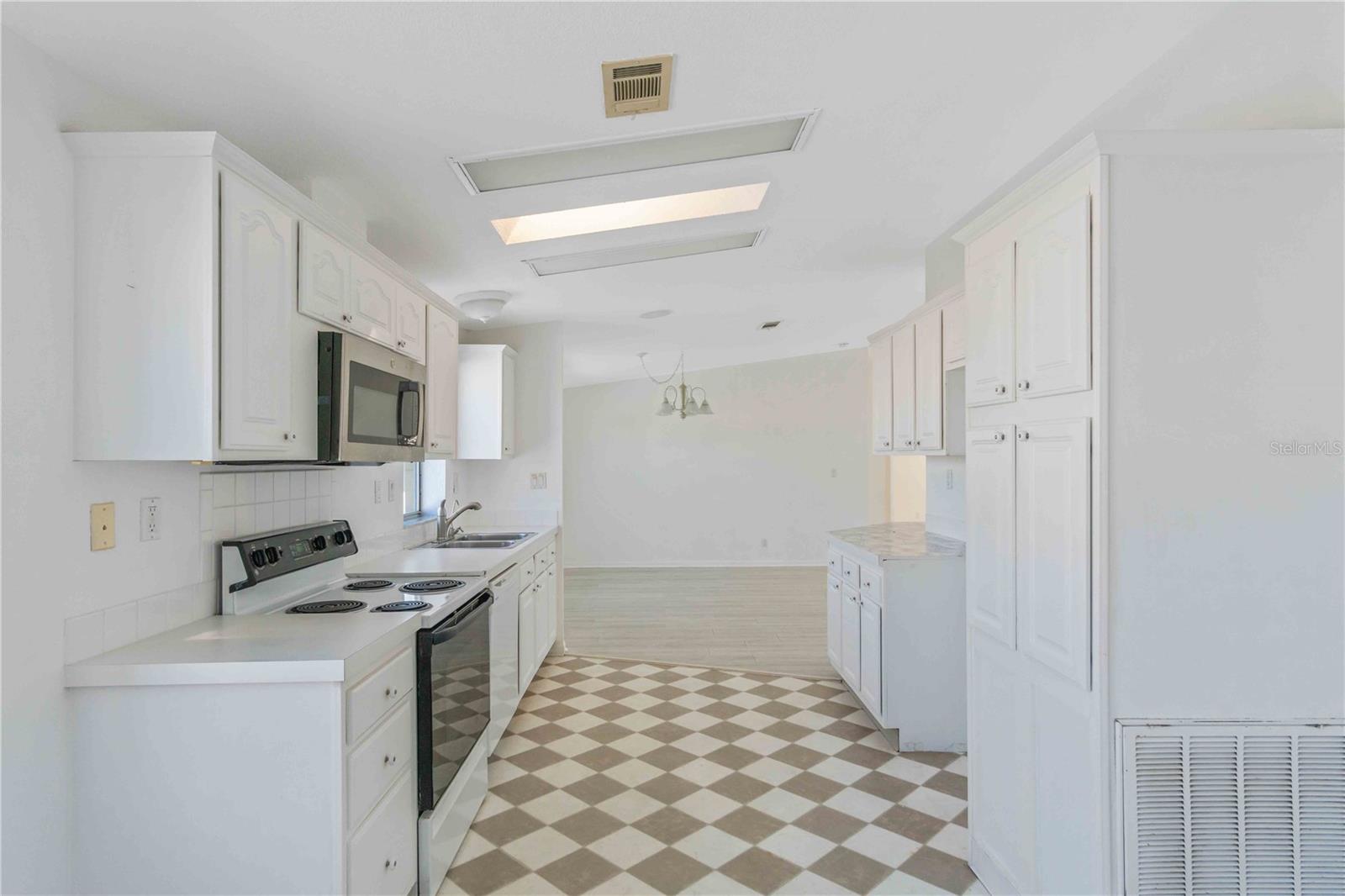 527 FLEETWOOD ST — photo 31