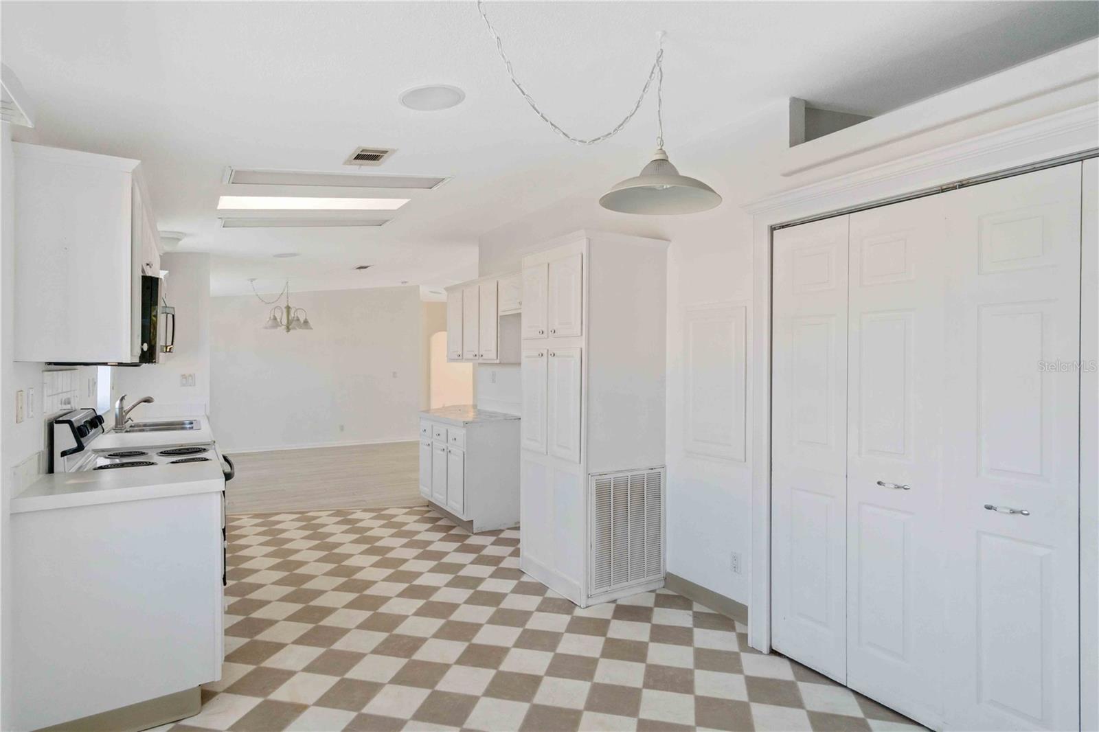527 FLEETWOOD ST — photo 25