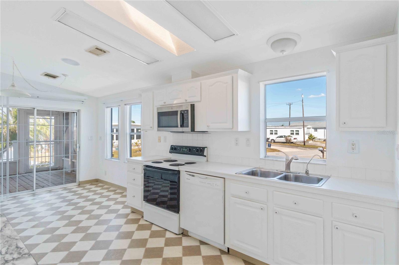 527 FLEETWOOD ST — photo 30
