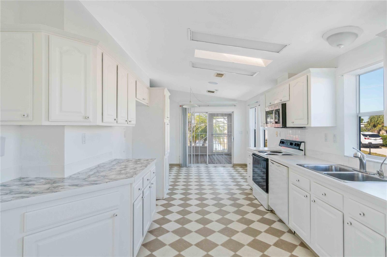 527 FLEETWOOD ST — photo 28