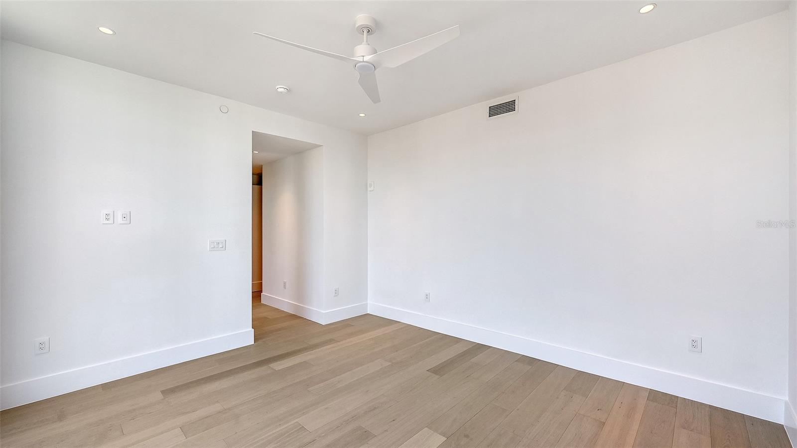 253 GOLDEN GATE PT #401 — photo 37