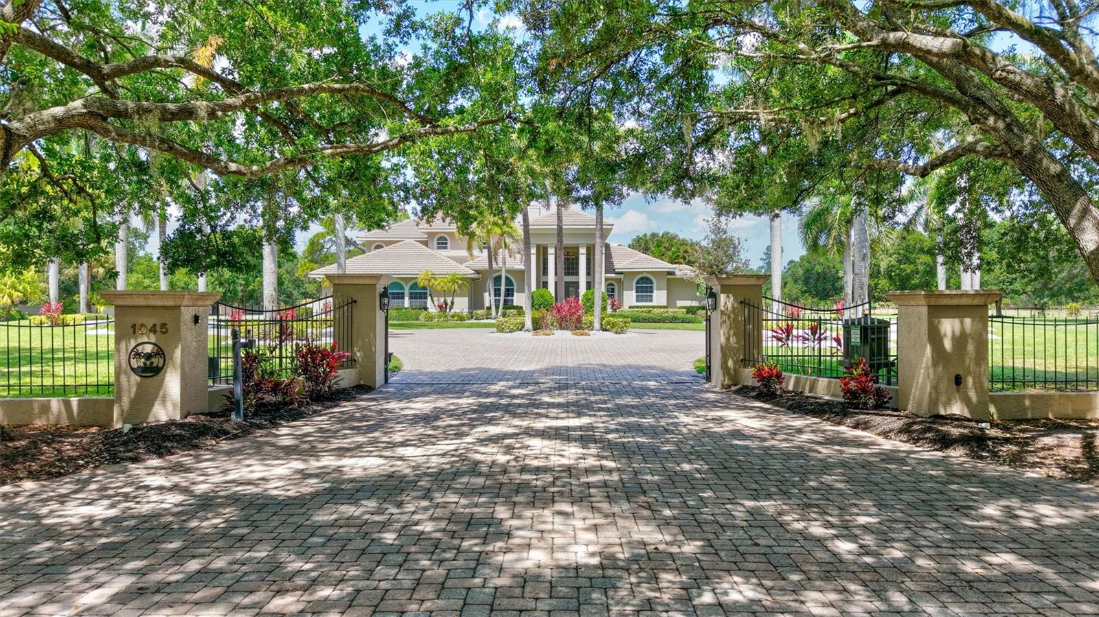 1045 FOX CREEK DR — photo 4