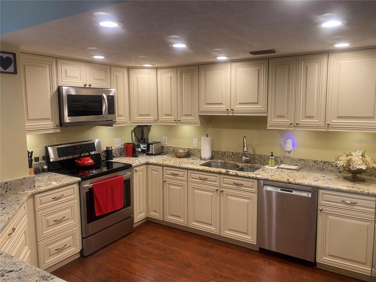 7100 SUNSHINE SKYWAY LN S #906 — photo 10