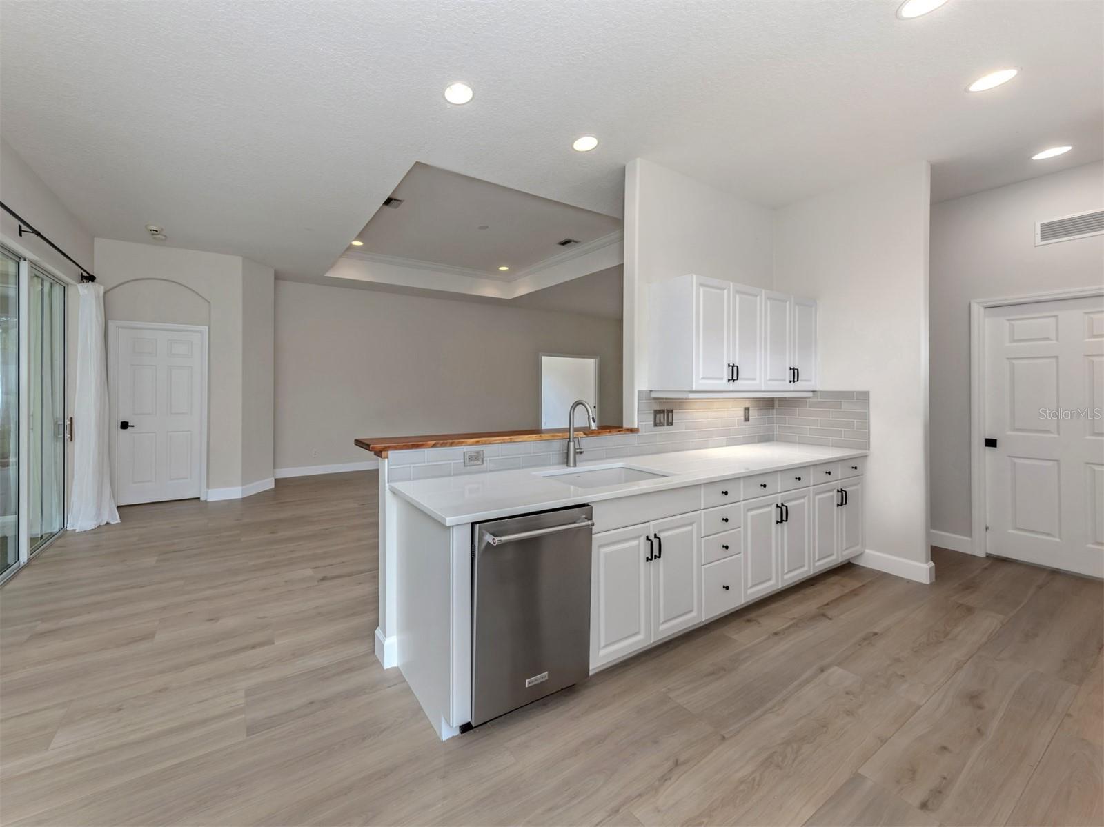 128 AMORA AVE — photo 7