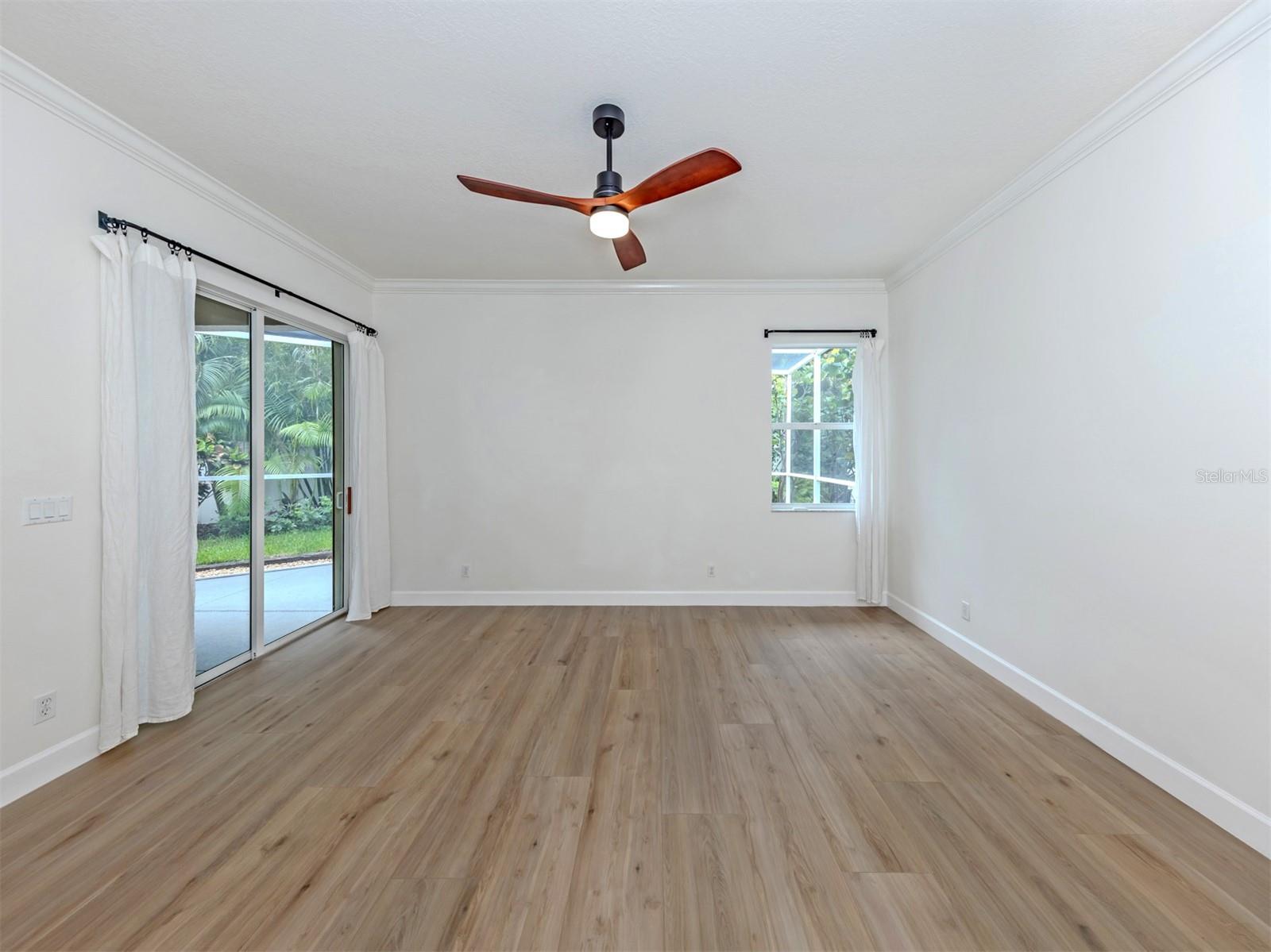 128 AMORA AVE — photo 12