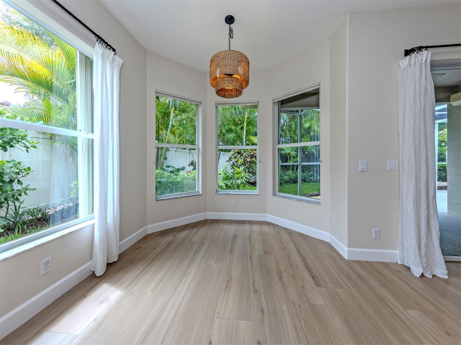 128 AMORA AVE — photo 10