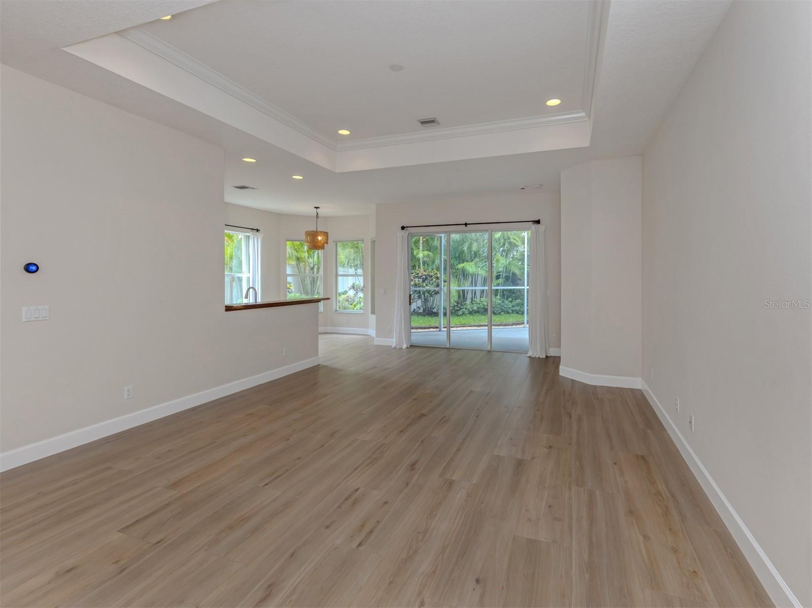 128 AMORA AVE — photo 30