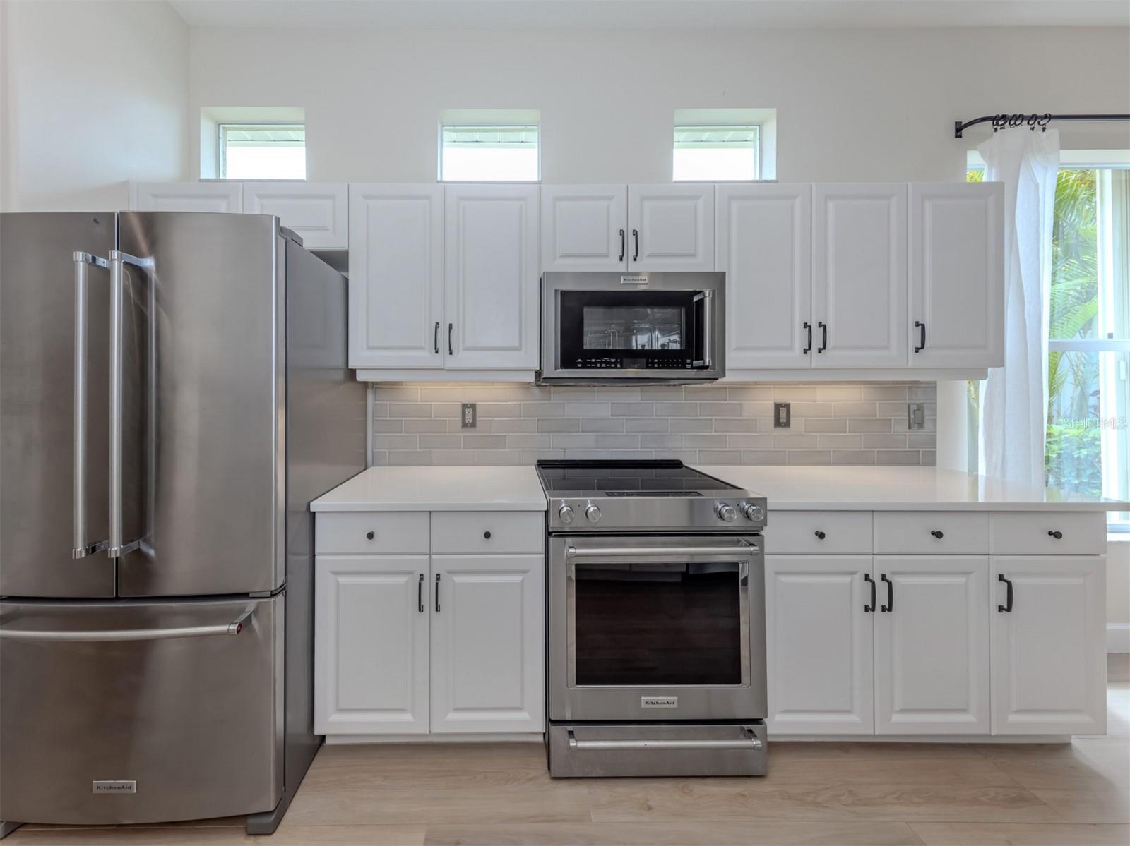 128 AMORA AVE — photo 8