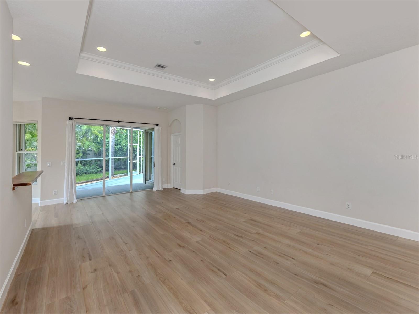 128 AMORA AVE — photo 31
