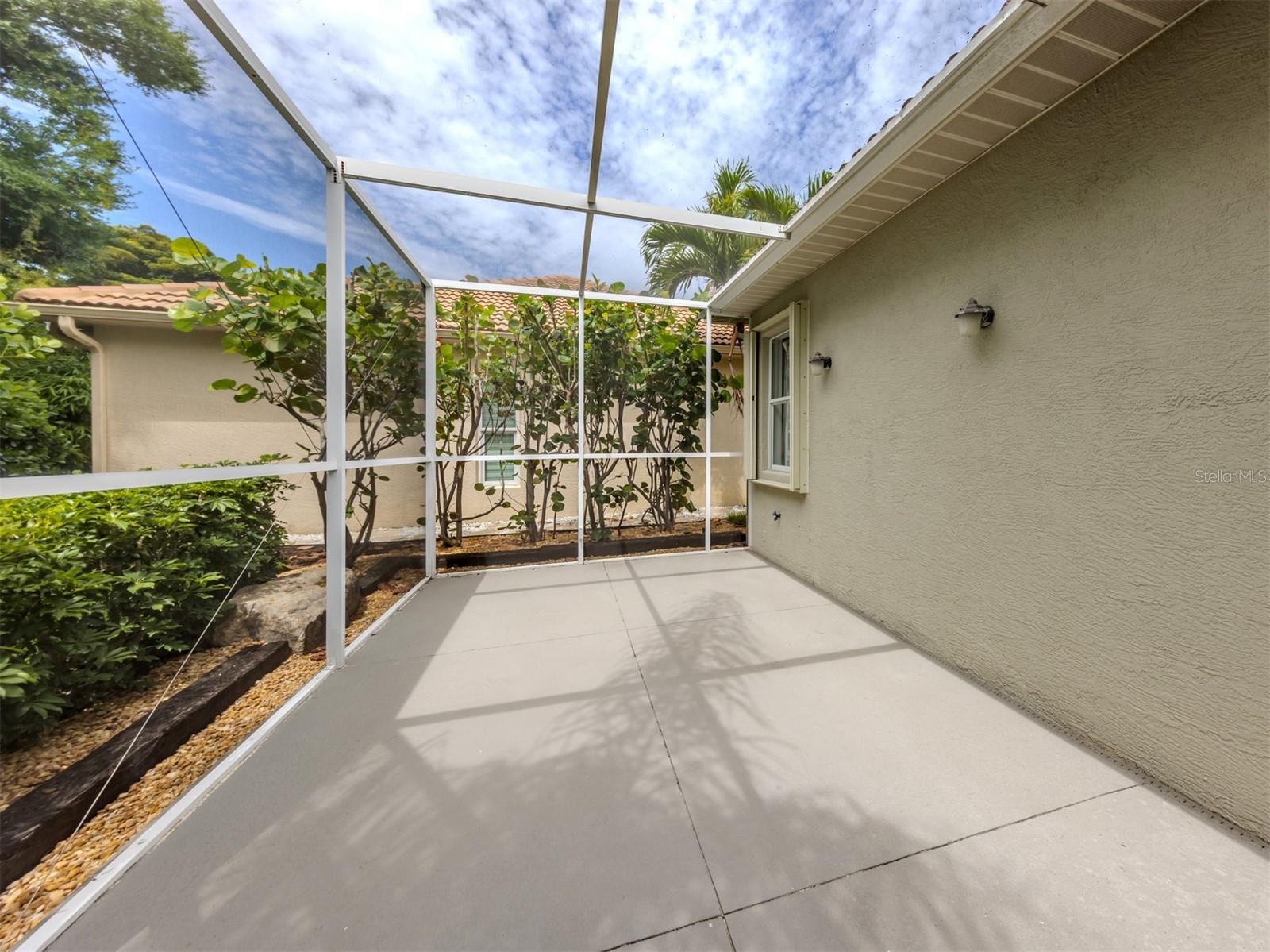 128 AMORA AVE — photo 20