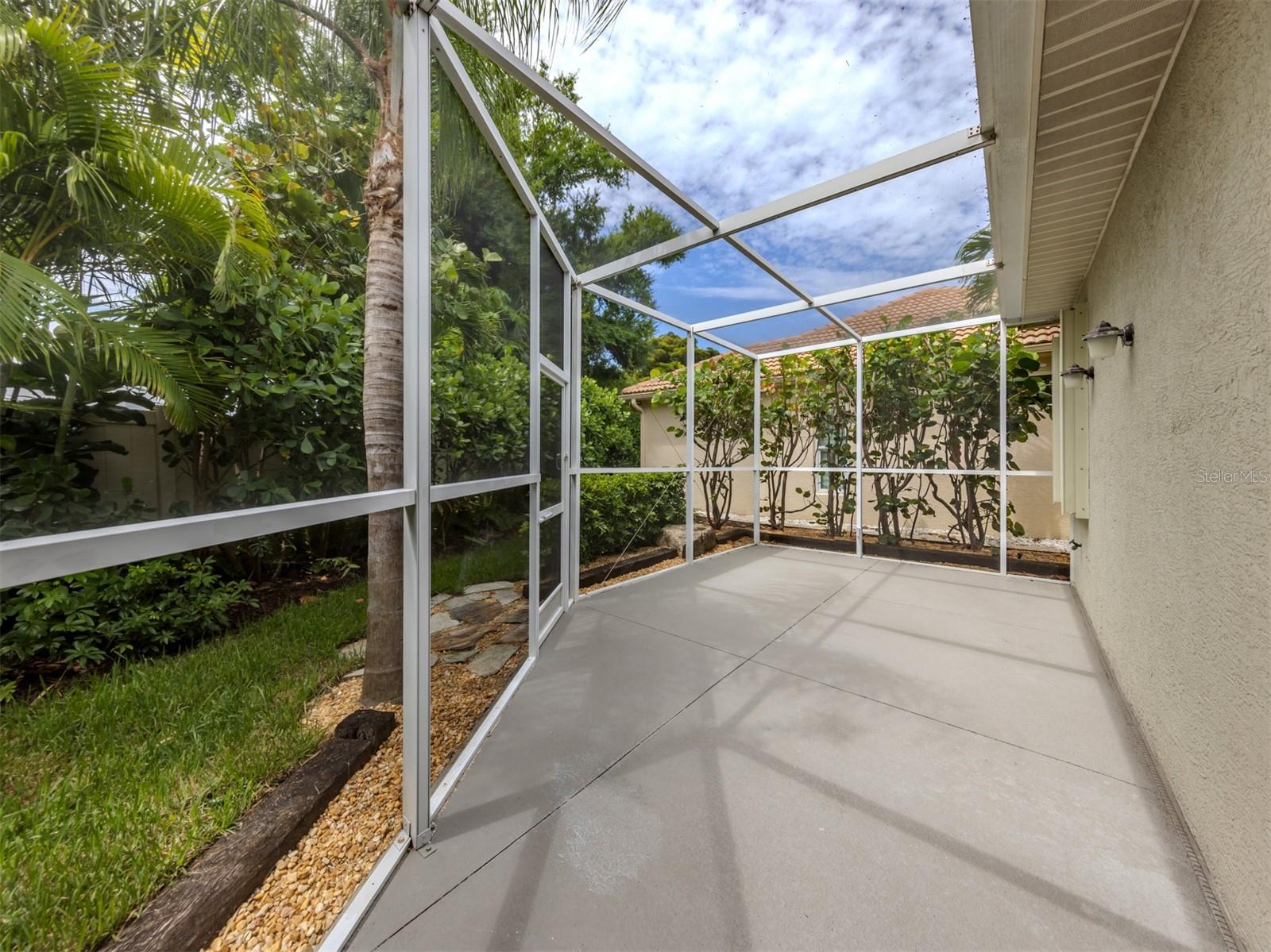 128 AMORA AVE — photo 23