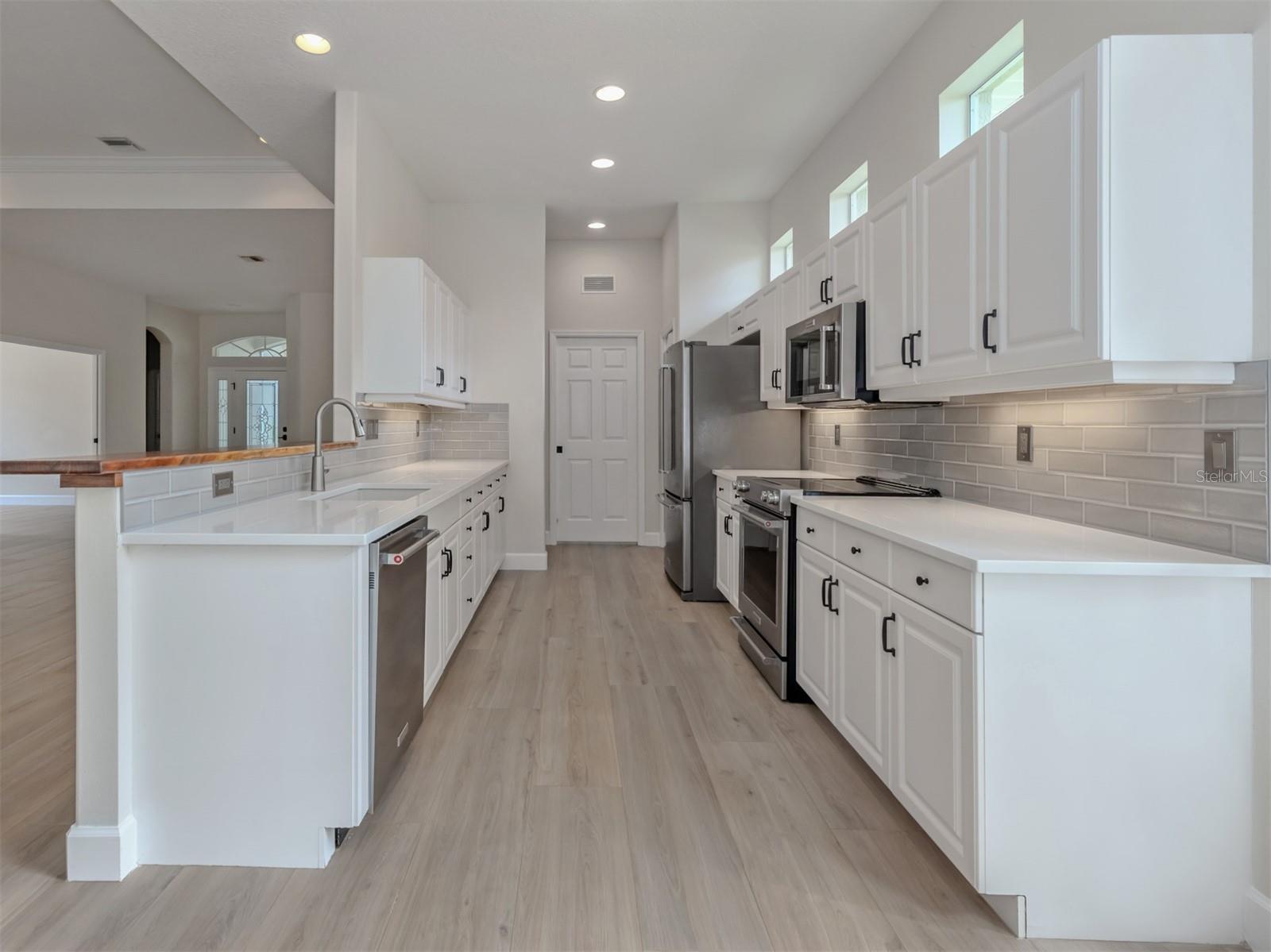 128 AMORA AVE — photo 36