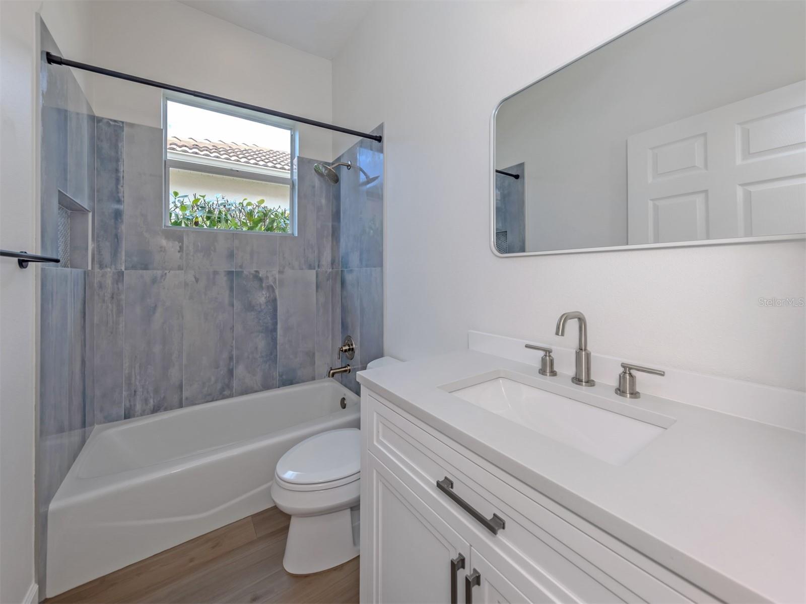 128 AMORA AVE — photo 15