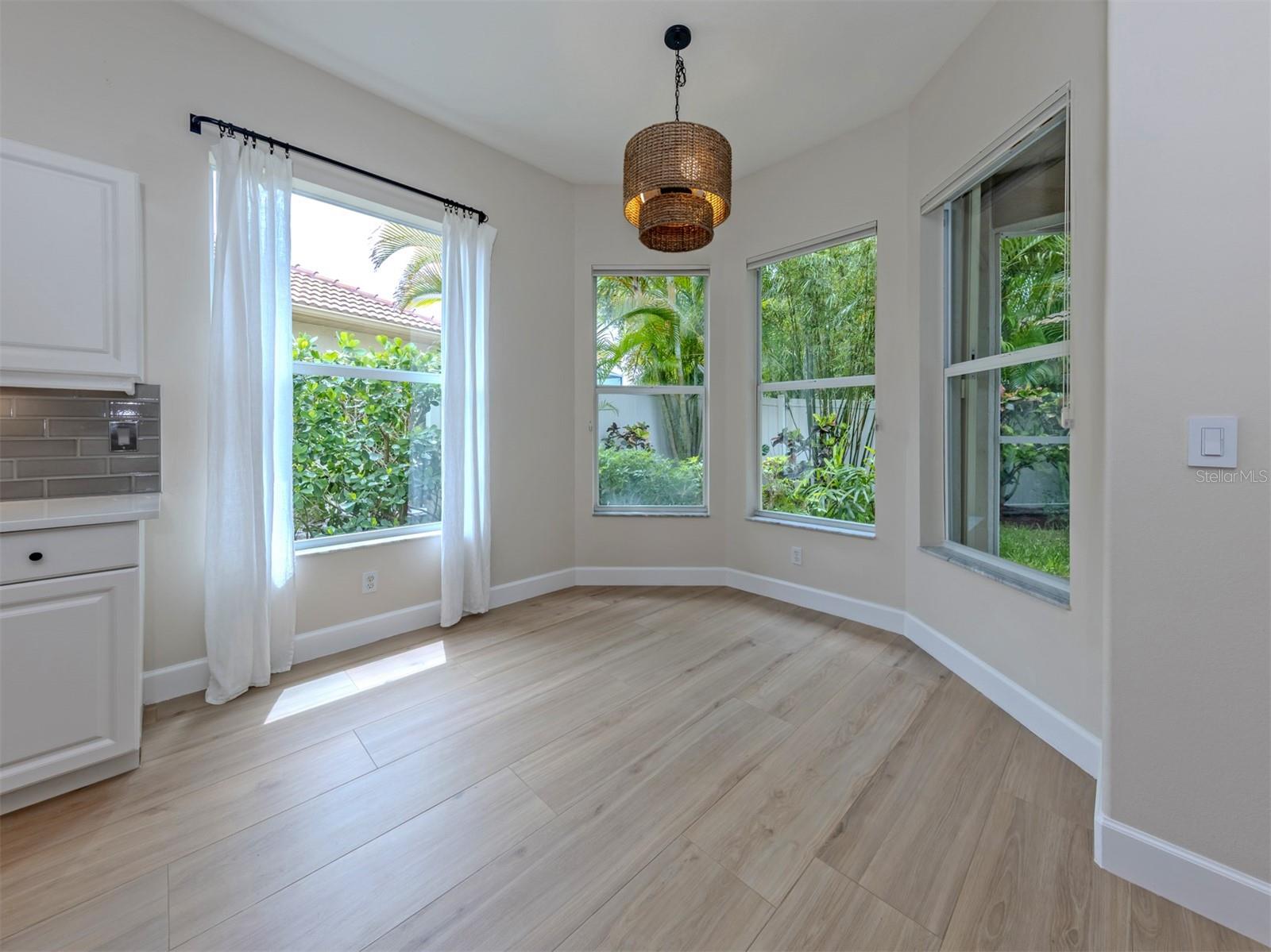 128 AMORA AVE — photo 35