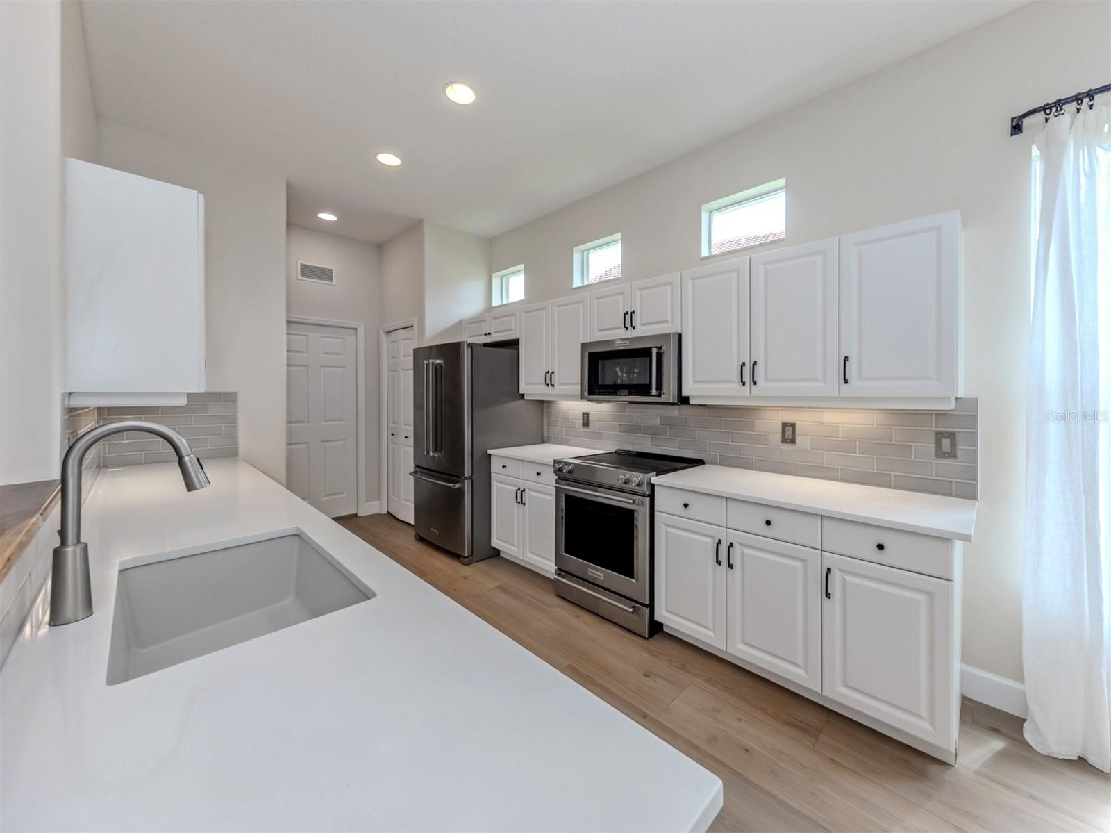 128 AMORA AVE — photo 6