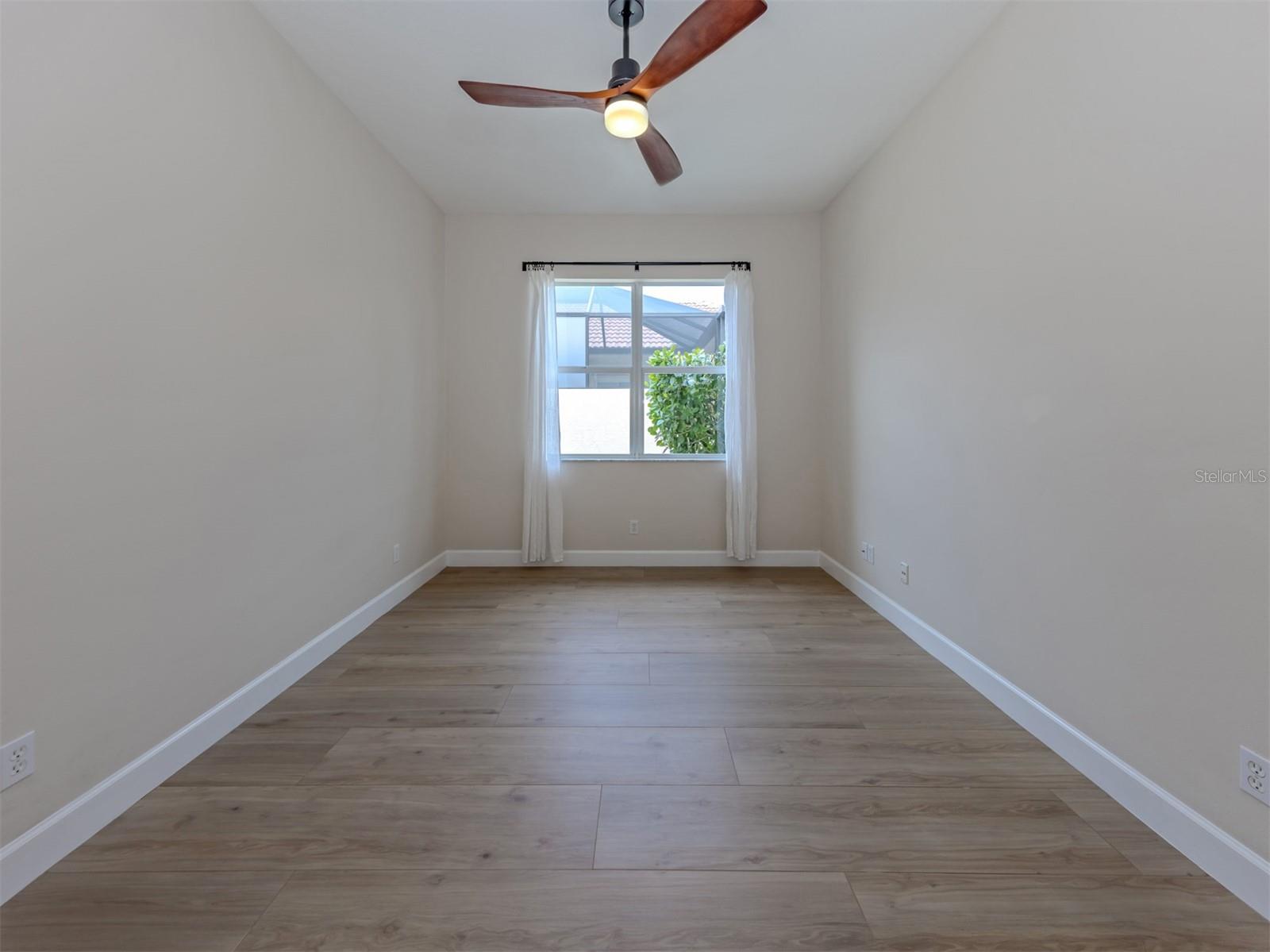 128 AMORA AVE — photo 17