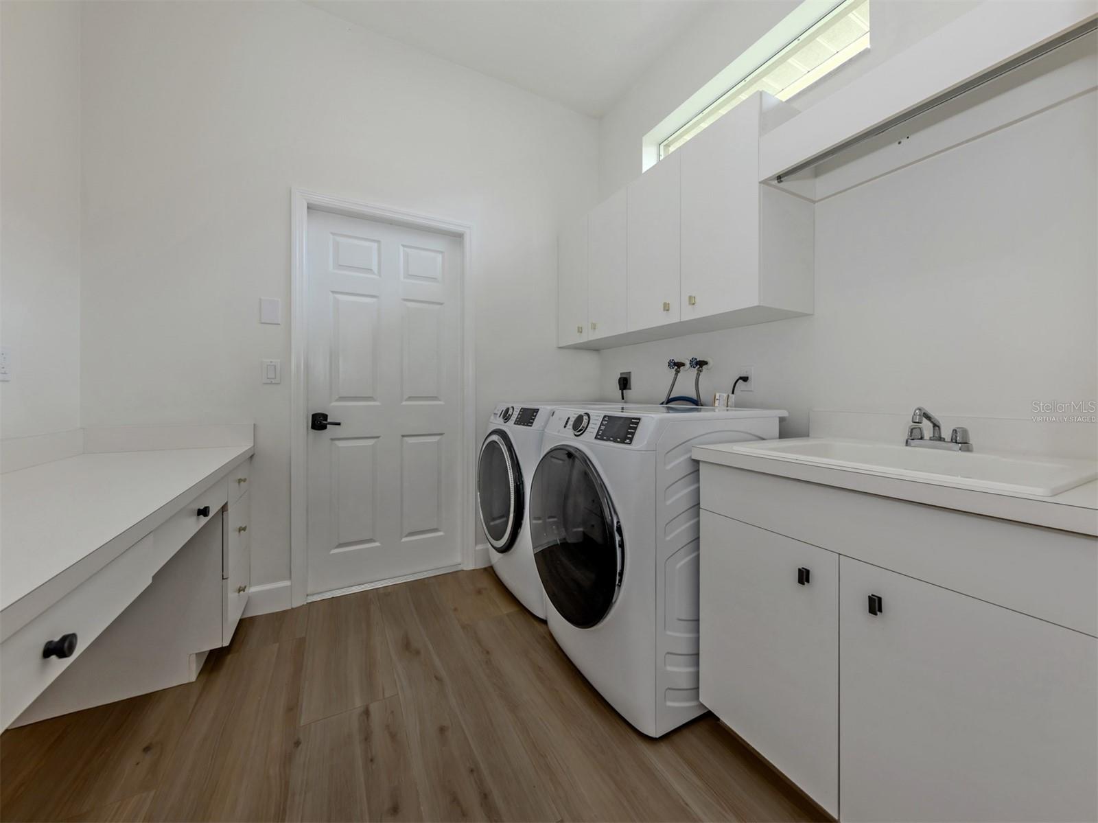 128 AMORA AVE — photo 18