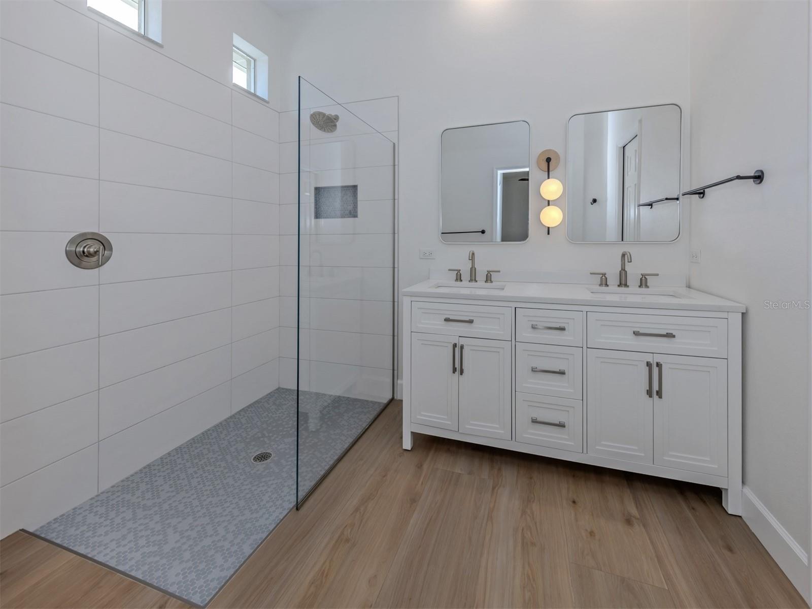 128 AMORA AVE — photo 13