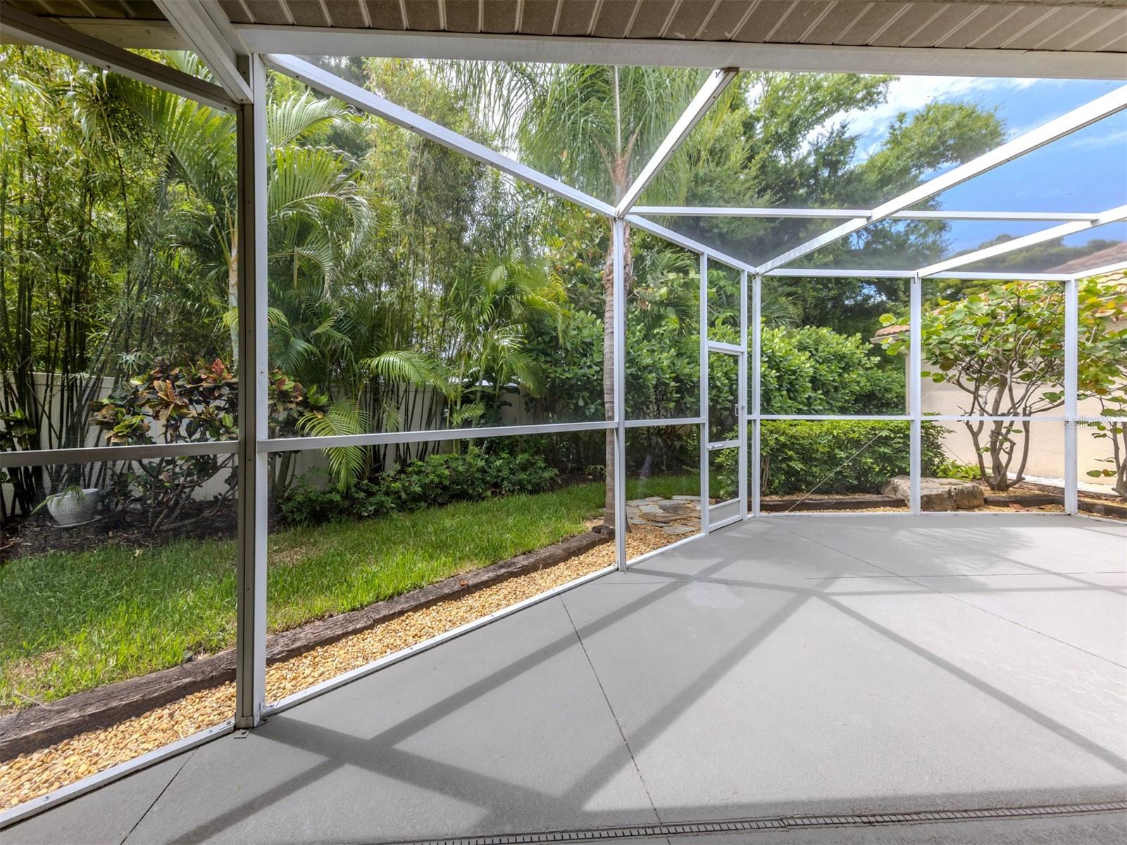 128 AMORA AVE — photo 22