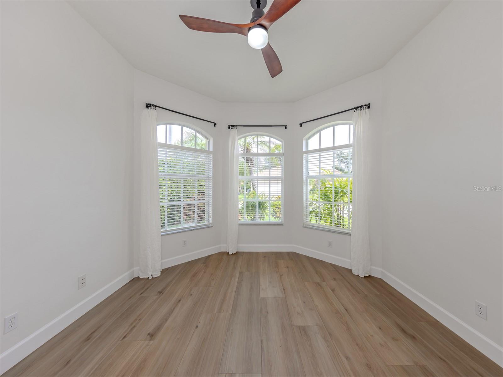 128 AMORA AVE — photo 14