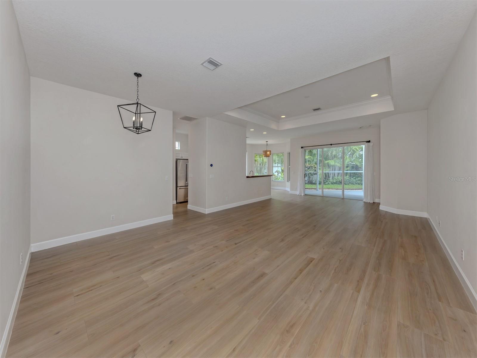 128 AMORA AVE — photo 5