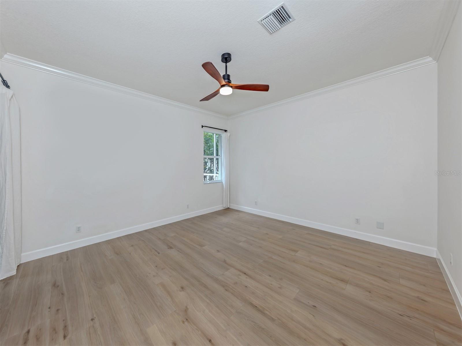 128 AMORA AVE — photo 39