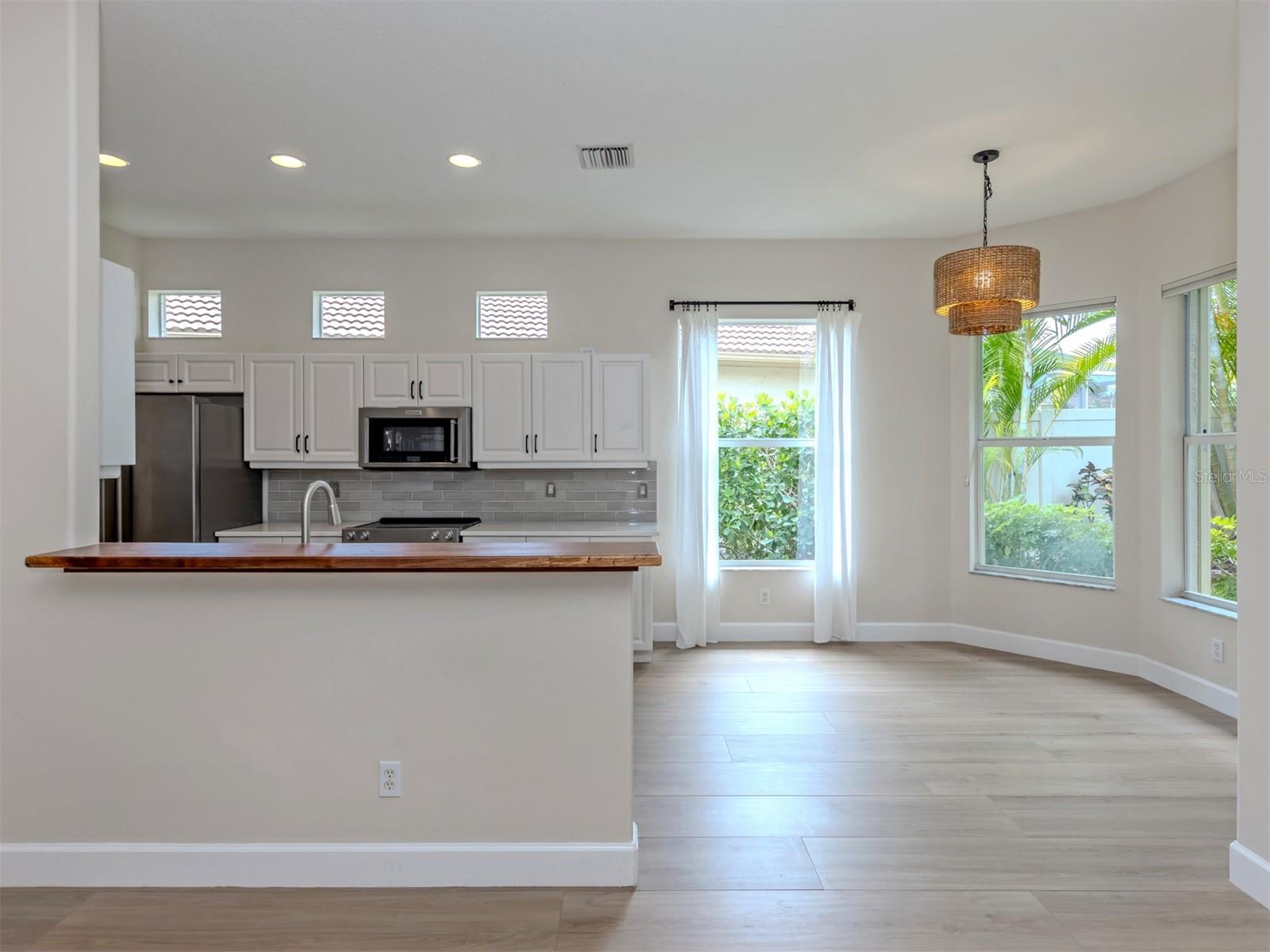 128 AMORA AVE — photo 38