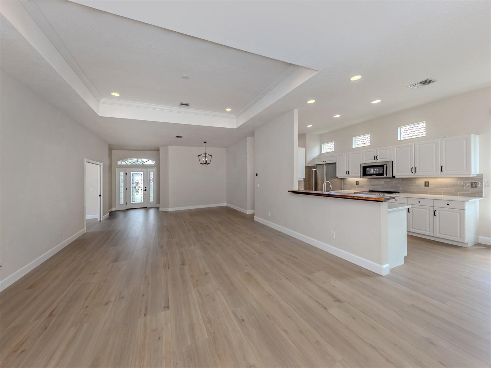 128 AMORA AVE — photo 33